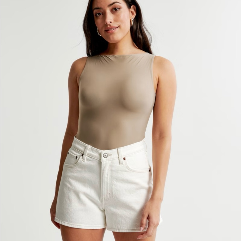 NWT Abercrombie 90s Relaxed Cutoff Curve Love Shorts Size 16 33 White Denim